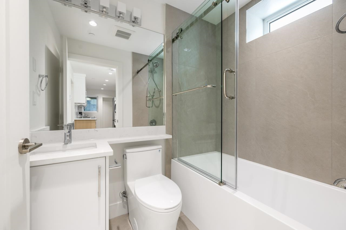 Walk-In Closet Photo of 1 366 E 64th Avenue, Vancouver, BC