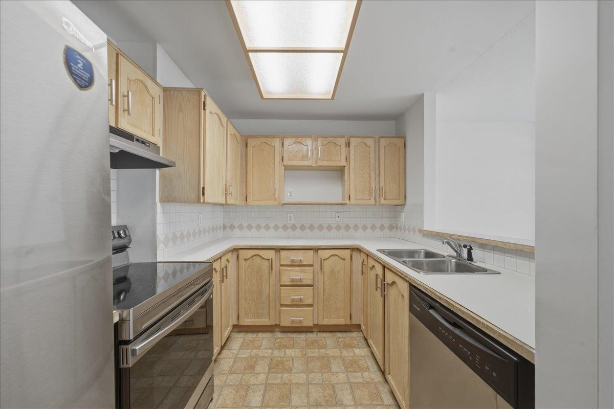 Walk-In Closet Photo of 103 99 Begin Street, Coquitlam, BC