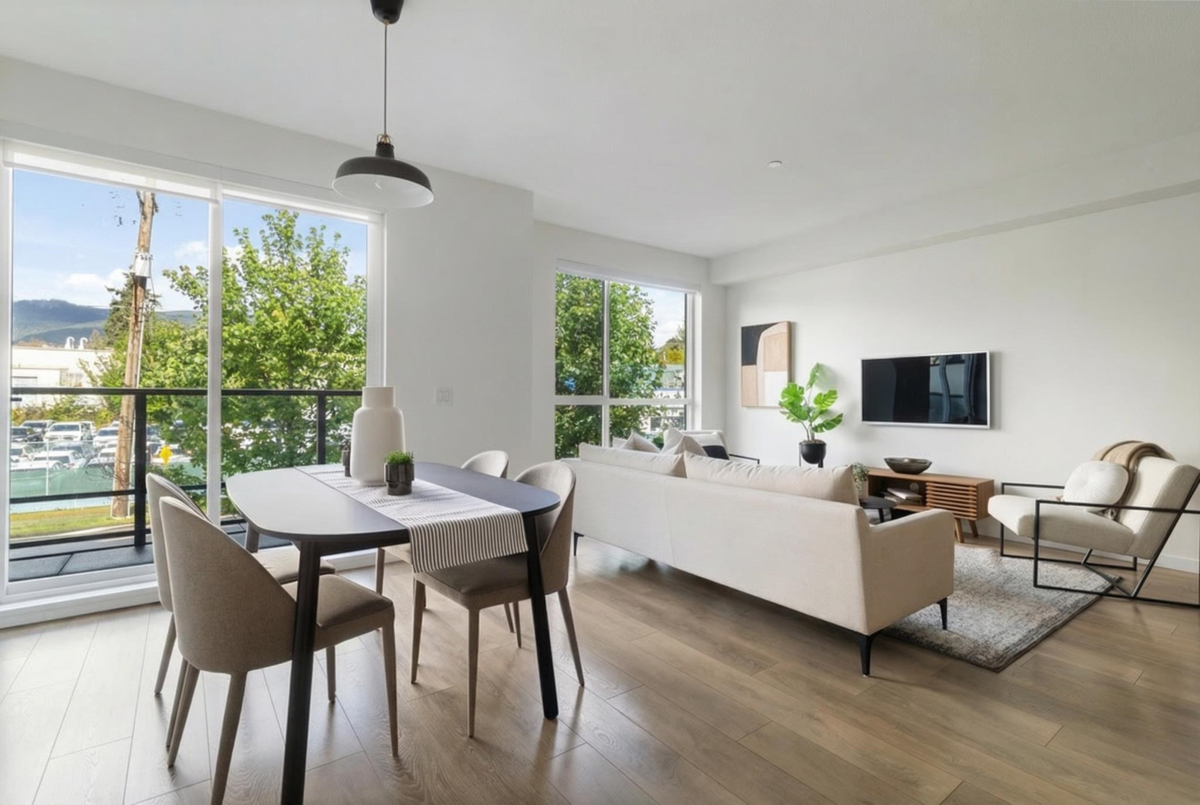 Family Room Photo of 2 533 E 3rd Street, North Vancouver, BC