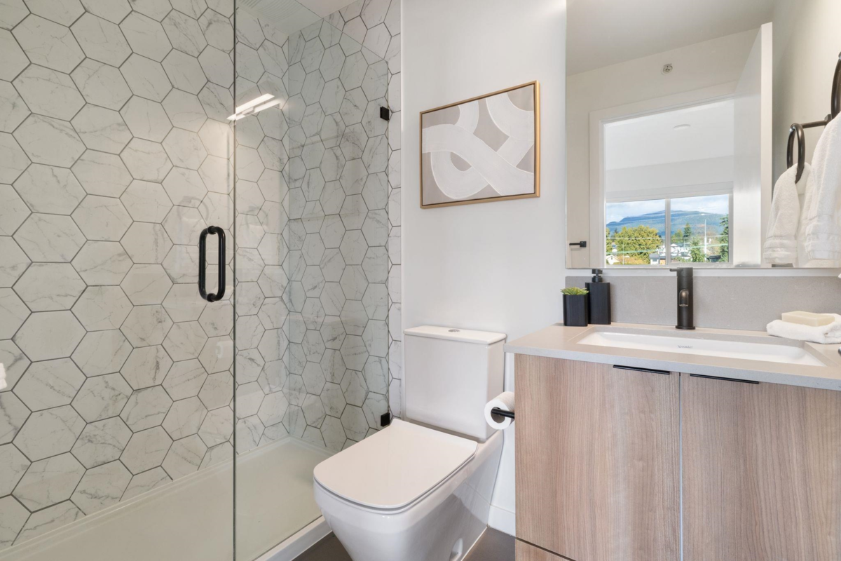 Primary Bathroom Photo of 2 533 E 3rd Street, North Vancouver, BC