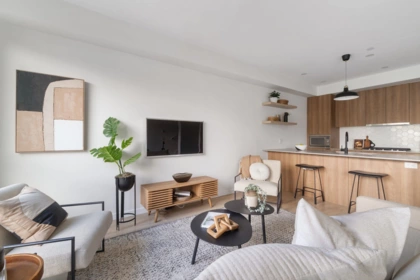 2 533 E 3rd Street, North Vancouver, BC