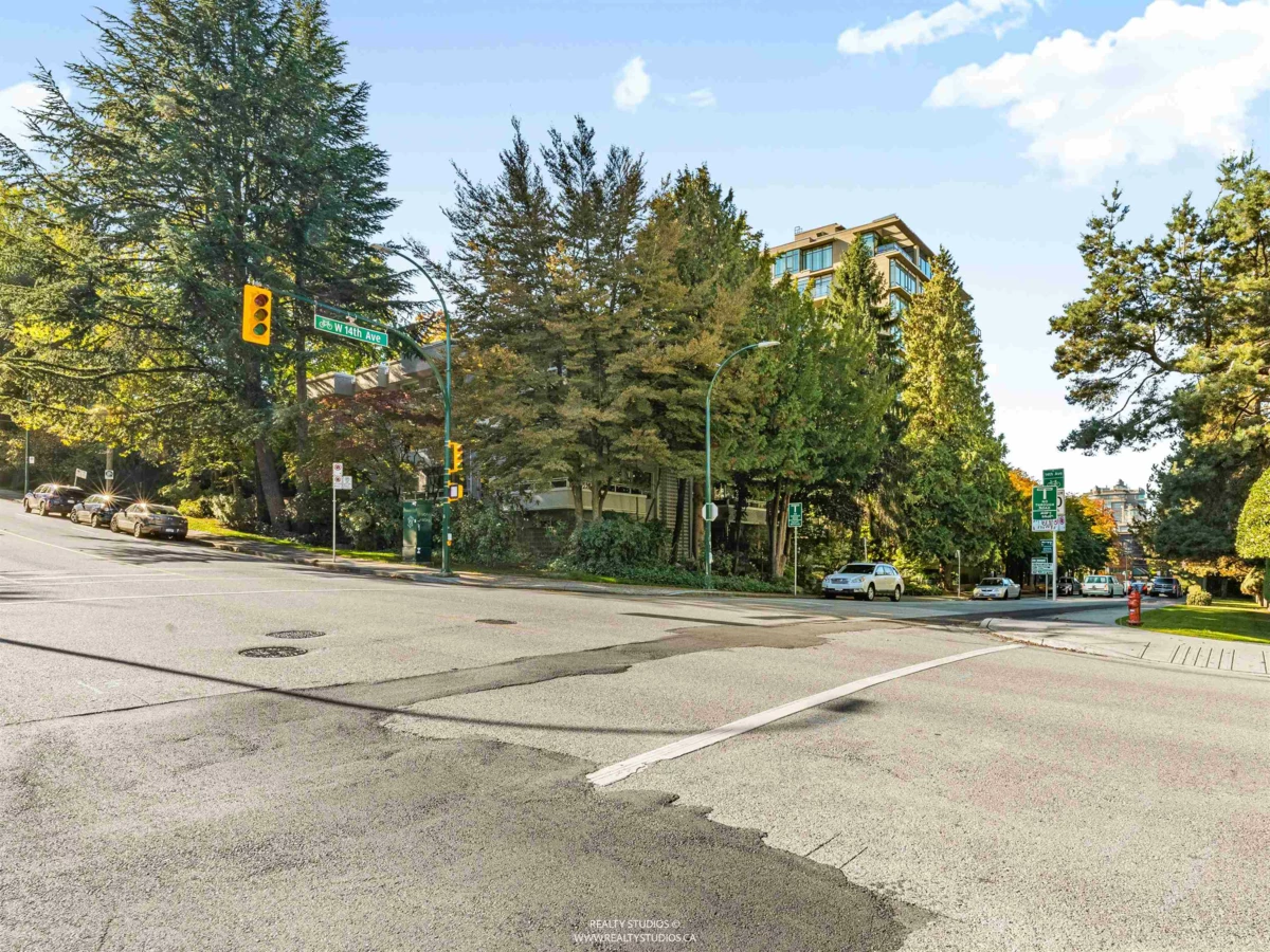 Front Yard Photo of 103 1412 W 14th Avenue, Vancouver, BC