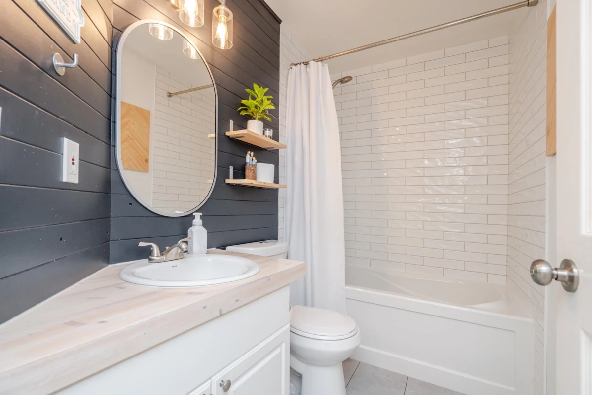 Guest Bathroom Photo of 20 34250 Hazelwood Avenue, Abbotsford, BC