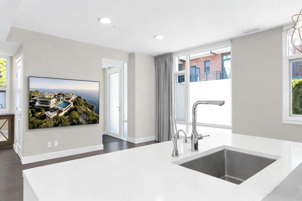 Dining Area Photo of 6395 Cambie Street, Vancouver, BC