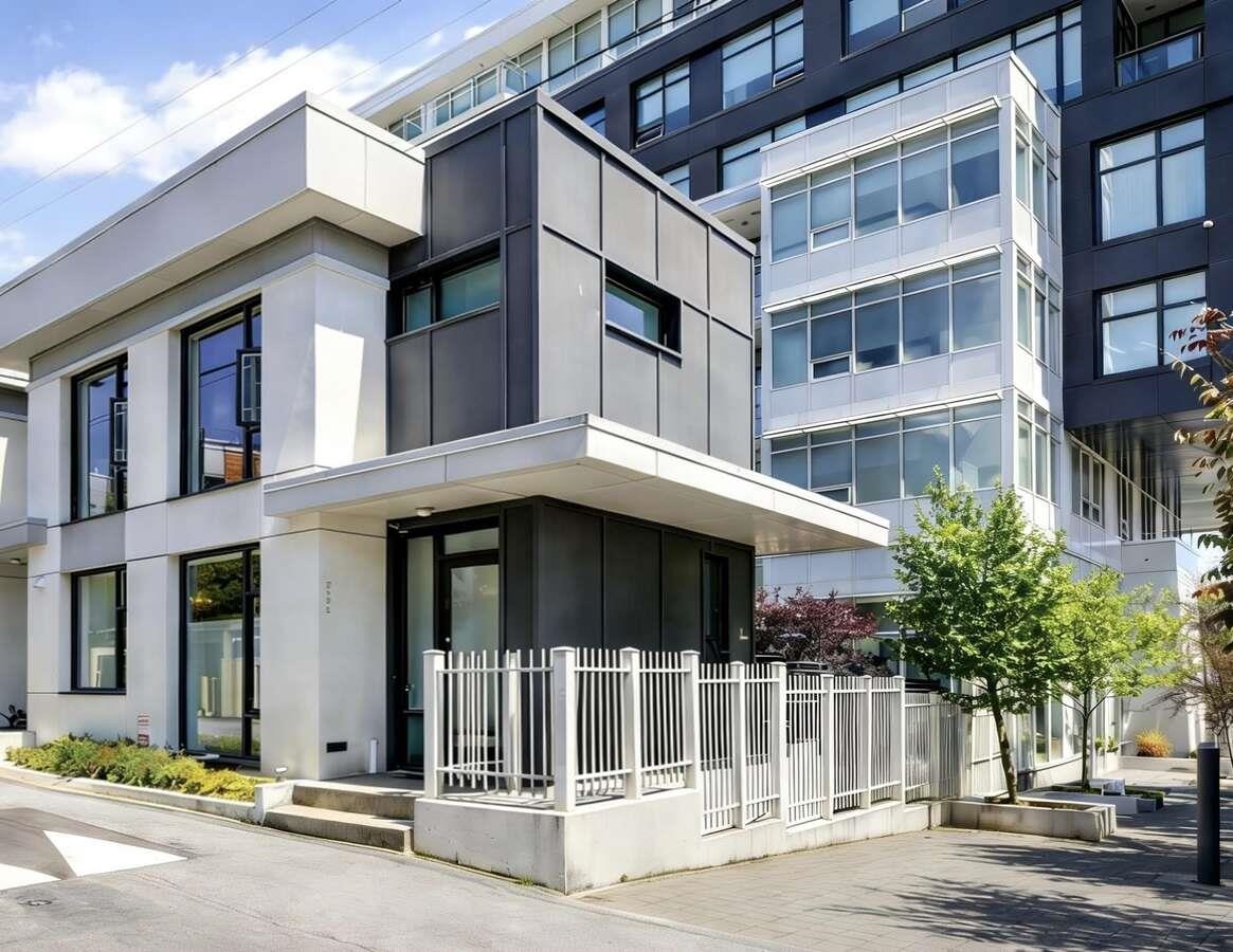 Entry Foyer Photo of 6395 Cambie Street, Vancouver, BC