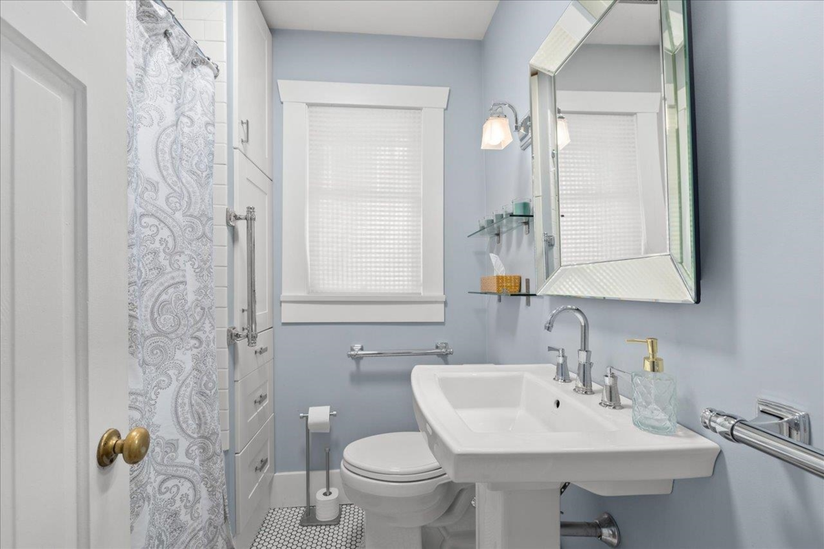 Powder Room Photo of 3440 W 26th Avenue, Vancouver, BC