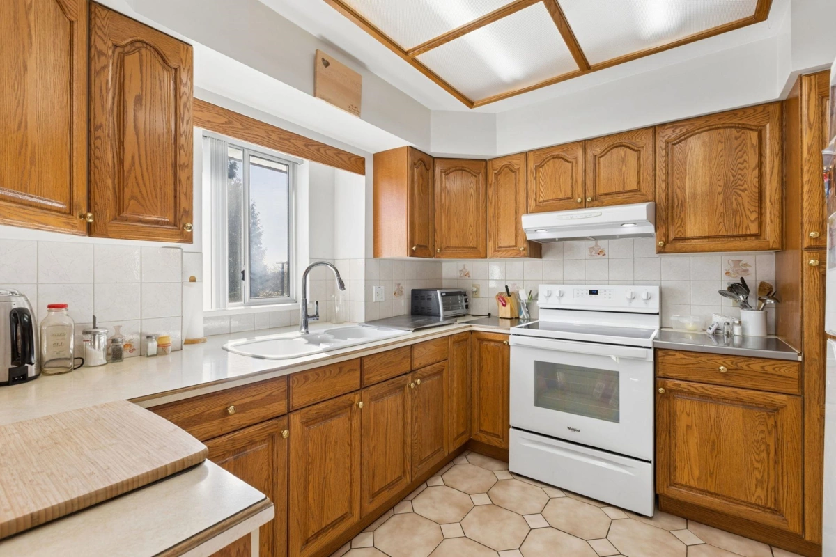 Walk-In Closet Photo of 5356 Union Street, Burnaby, BC