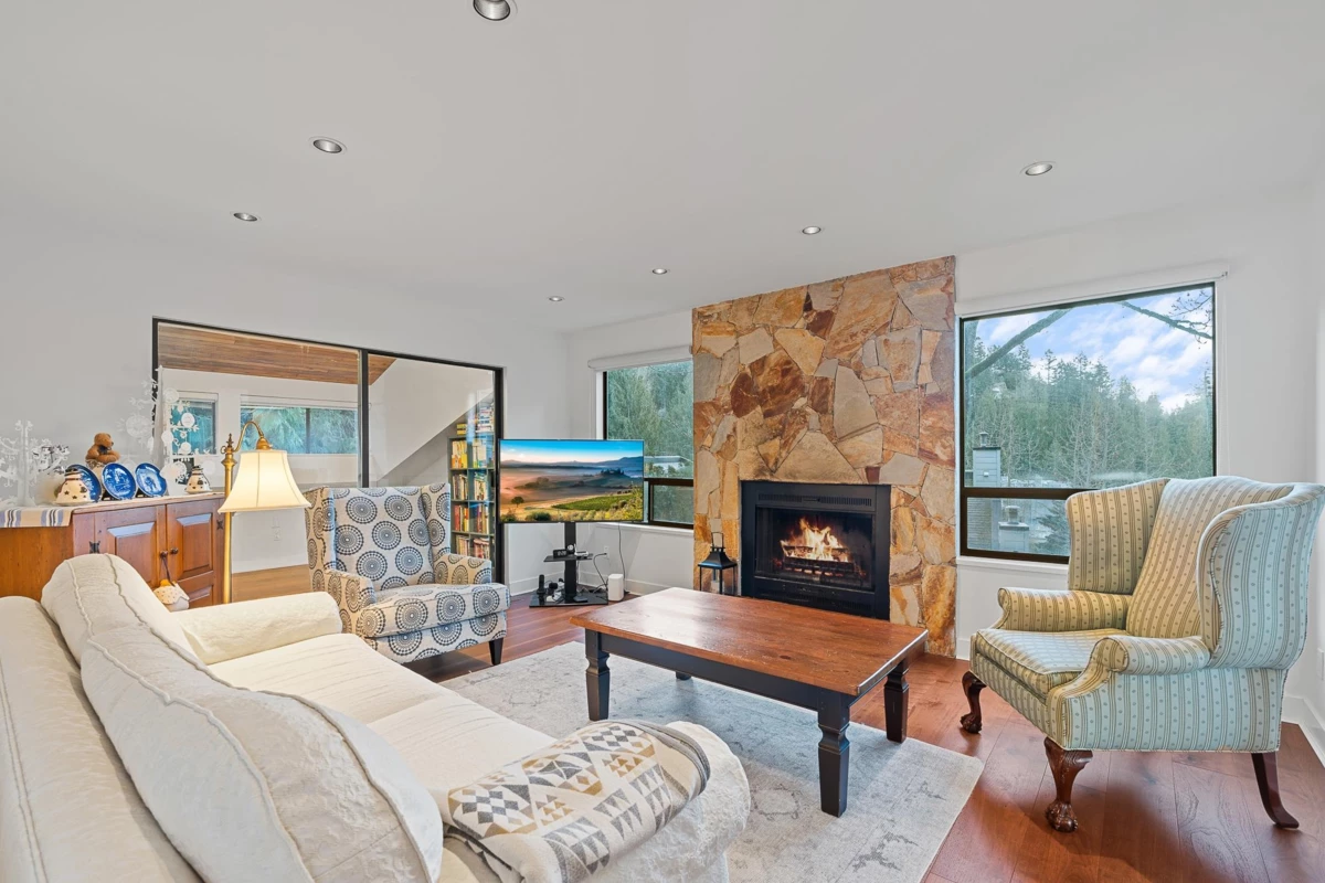 Dining Area Photo of 5312 Marine Drive, West Vancouver, BC