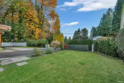 Backyard Photo of 475 Newlands Road, West Vancouver, BC