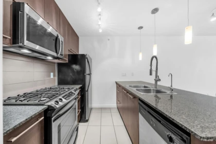 1008 2979 Glen Drive, Coquitlam, BC, Coquitlam — Apartment/Condo for sale