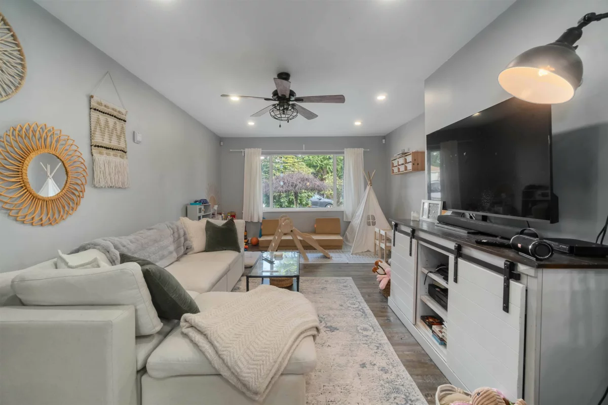 Dining Area Photo of 3631 Flint Street, Port Coquitlam, BC