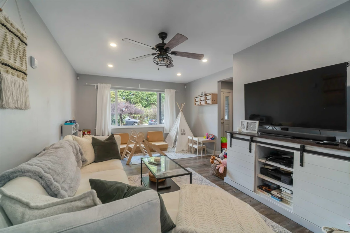 Family Room Photo of 3631 Flint Street, Port Coquitlam, BC