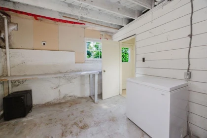 Hallway Photo of 466 Central Avenue, Gibsons, BC
