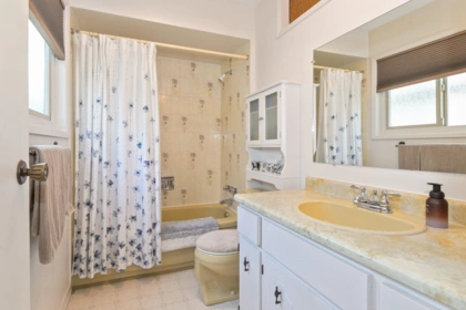 Powder Room Photo of 20123 49a Avenue, Langley, BC