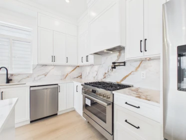 Kitchen Island Photo of 16730 16 Avenue, Surrey, BC