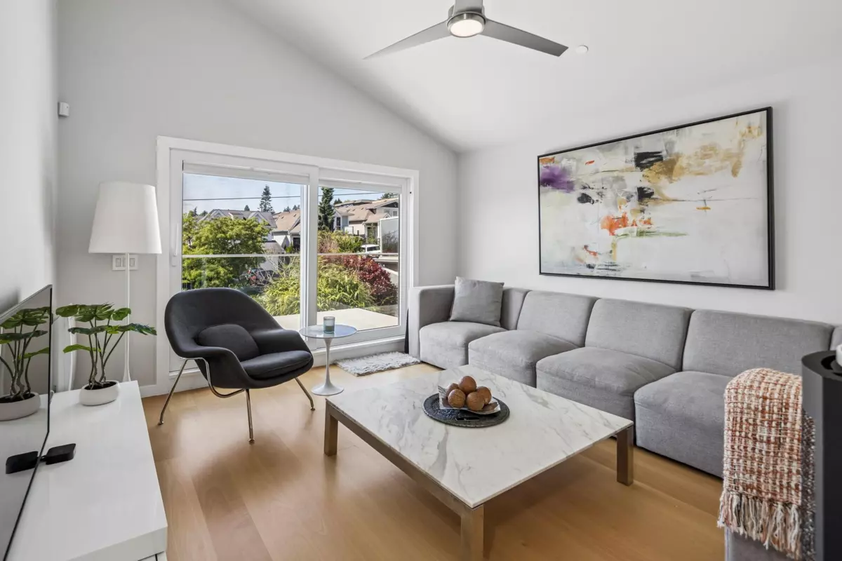 Dining Area Photo of 956 Kent Street, White Rock, BC