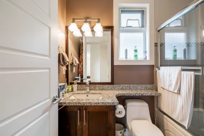 Hallway Photo of 16302 25 Avenue, Surrey, BC