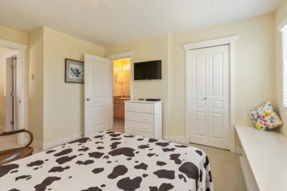 Basement Recreation Room Photo of 6880 190 Street, Surrey, BC