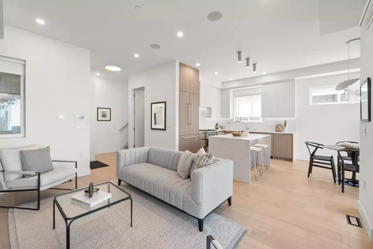 Family Room Photo of 2 625 E 24th Avenue, Vancouver, BC