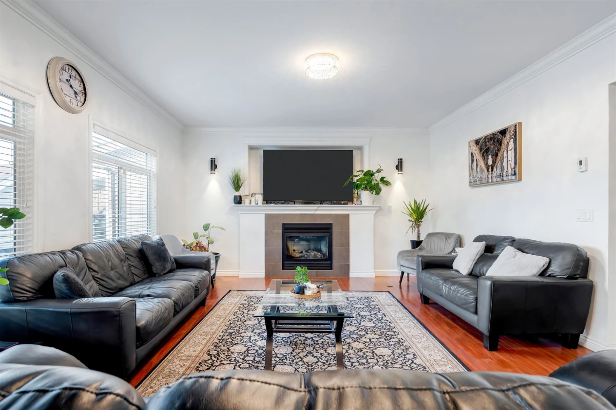 Dining Area Photo of 27685 Fraser Highway, Abbotsford, BC
