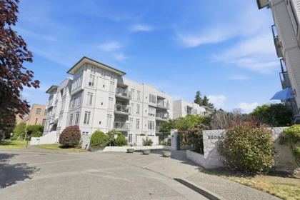 Front Yard Photo of 117 32085 George Ferguson Way, Abbotsford, BC