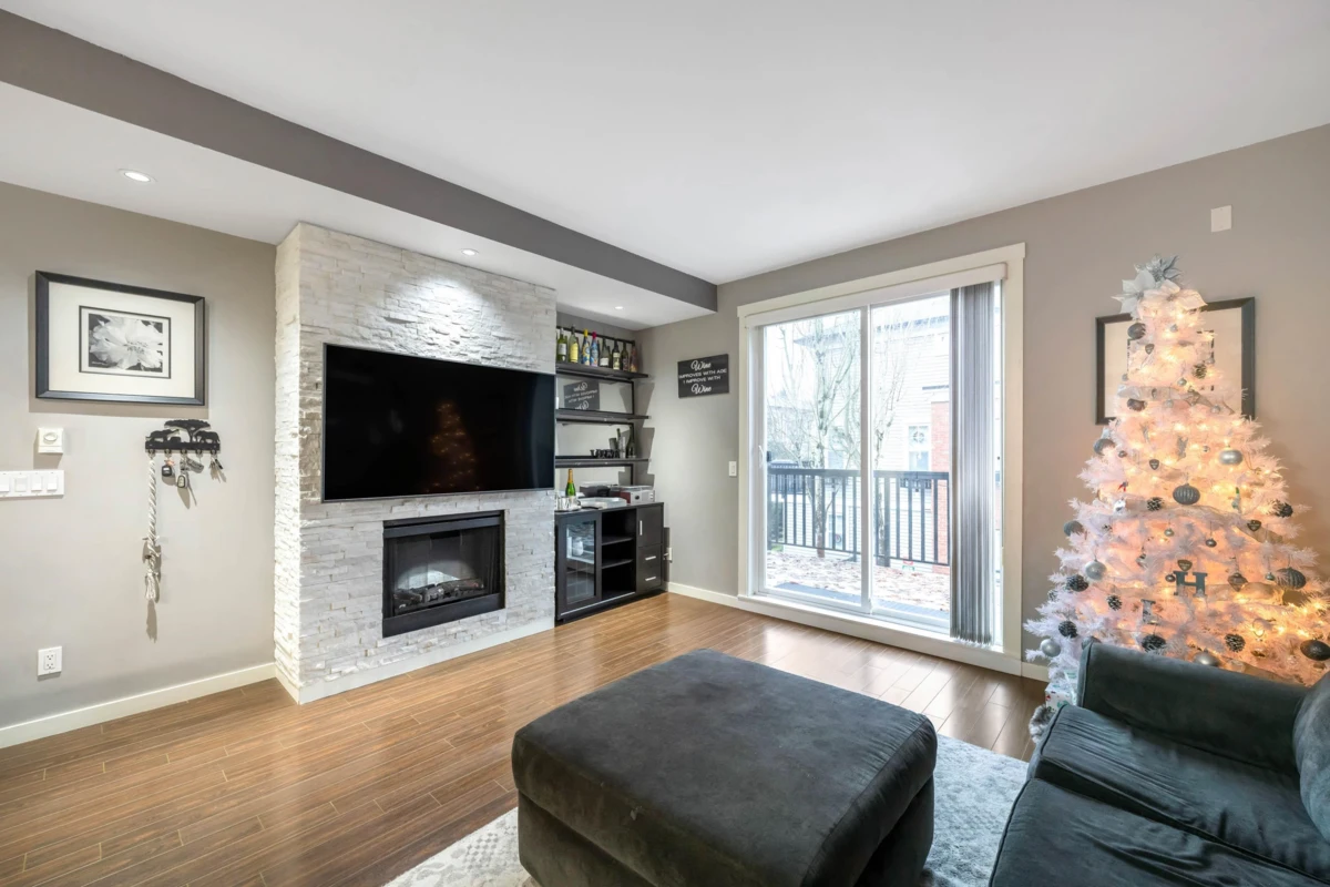 Family Room Photo of 38 18983 72a Avenue, Surrey, BC