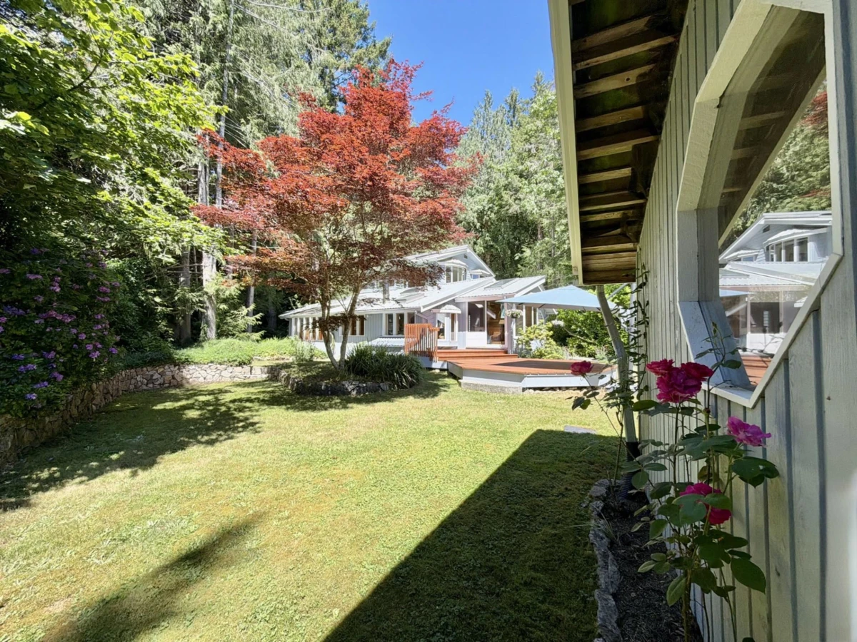 Dining Area Photo of 3658 Beach Avenue, Roberts Creek, BC
