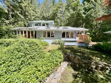 Kitchen Photo of 3658 Beach Avenue, Roberts Creek, BC
