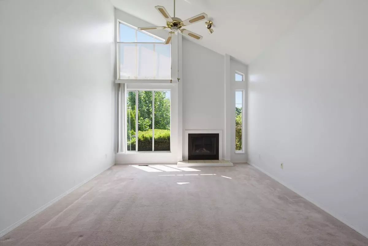 Living Room Photo of 33563A 2nd Avenue, Mission, BC