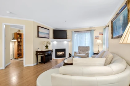 Living Room Photo of 1 123 Seventh Street, New Westminster, BC
