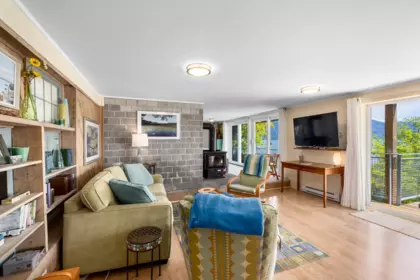 Entry Foyer Photo of 1475 Webb Road, Bowen Island, BC