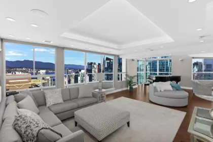 Entry Foyer Photo of 3102 717 Jervis Street, Vancouver, BC