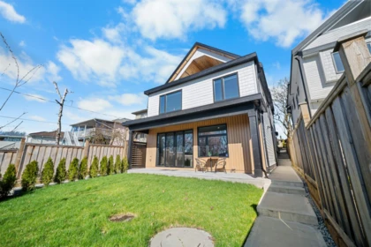 2 3576 E Pender Street, Vancouver, BC, Vancouver — Half Duplex for sale
