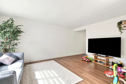 Kitchen Island Photo of 9443 132a Street, Surrey, BC