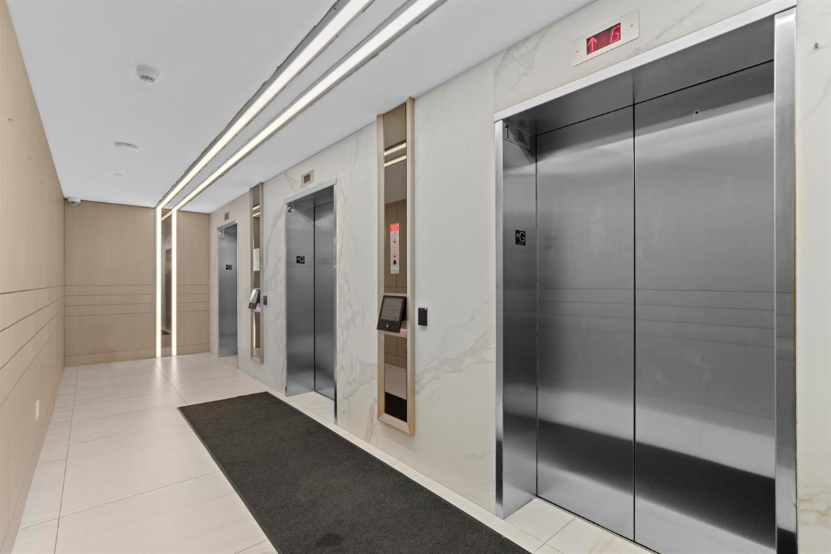 Entry Foyer Photo of 2103 9887 Whalley Boulevard, Surrey, BC