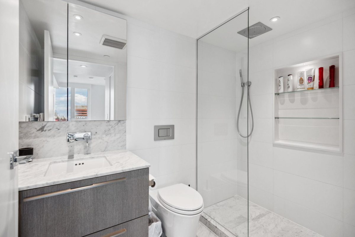 Guest Bathroom Photo of 2002 1111 Richards Street, Vancouver, BC