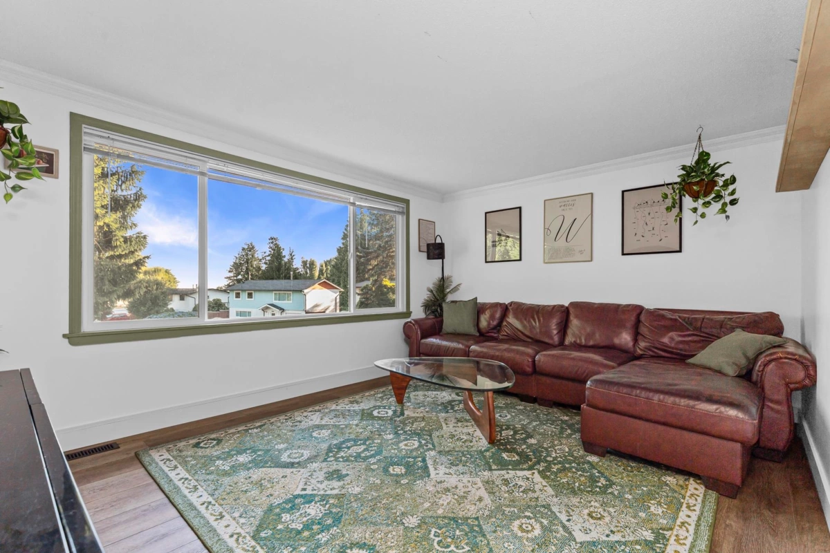 Entry Foyer Photo of 8258 Viola Place, Mission, BC