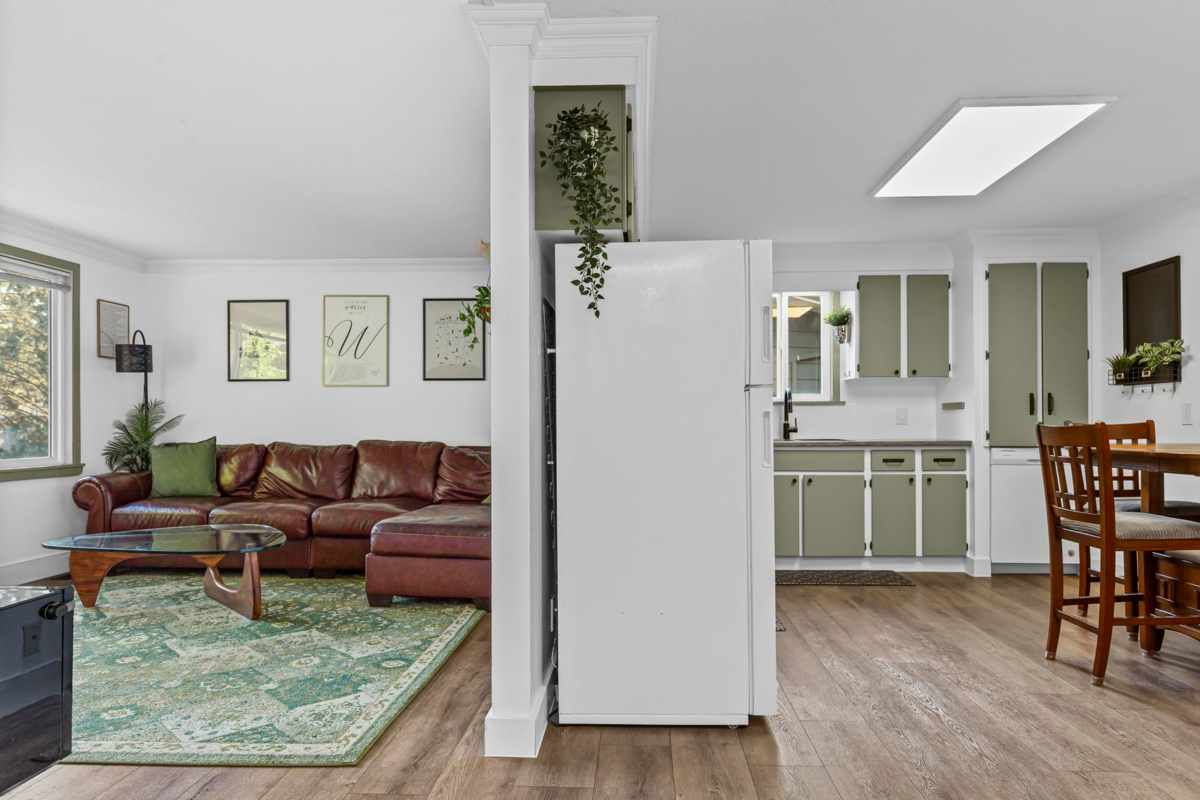 Guest Bathroom Photo of 8258 Viola Place, Mission, BC