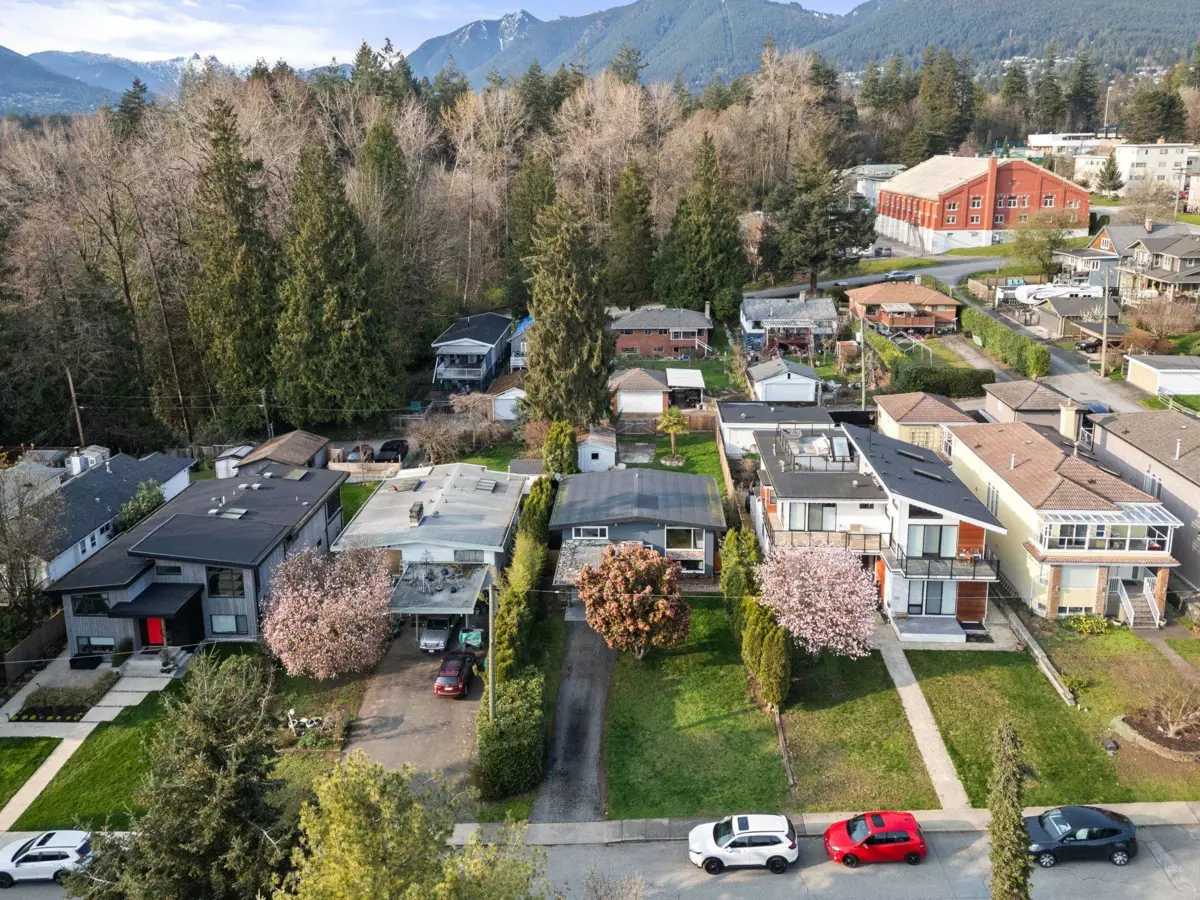 Entry Foyer Photo of 530 W 14th Street, North Vancouver, BC