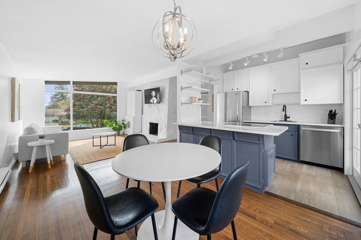 Primary Bathroom Photo of 530 W 14th Street, North Vancouver, BC