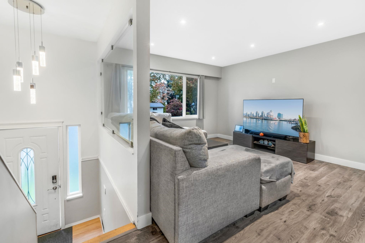 Family Room Photo of 6346 183 Street, Surrey, BC