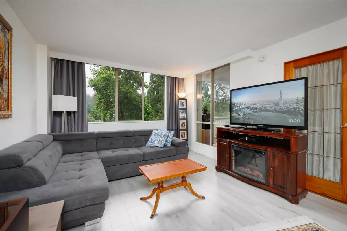 Dining Area Photo of 1001 2012 Fullerton Avenue, North Vancouver, BC