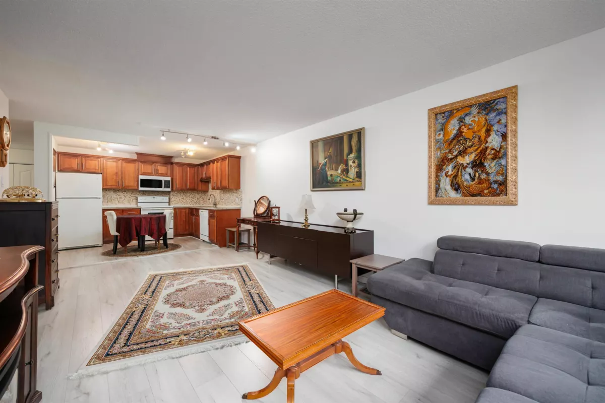 Kitchen Photo of 1001 2012 Fullerton Avenue, North Vancouver, BC