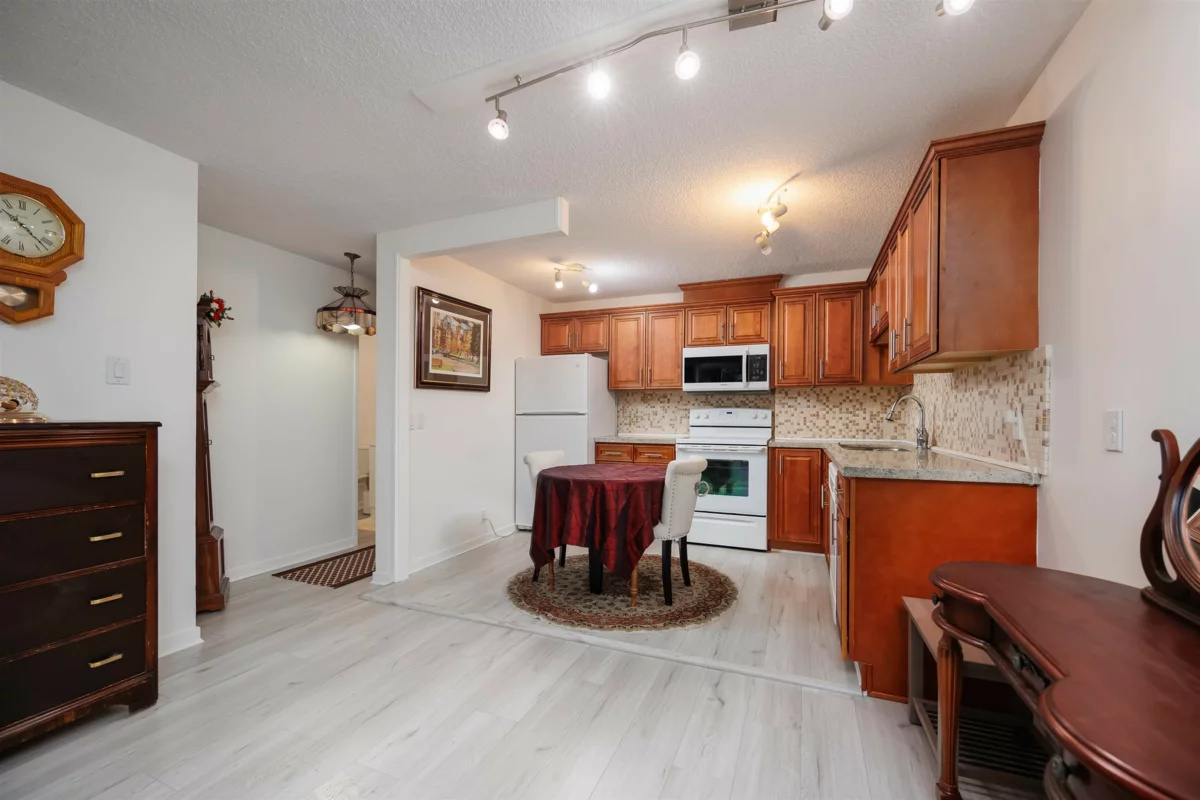 Primary Bathroom Photo of 1001 2012 Fullerton Avenue, North Vancouver, BC