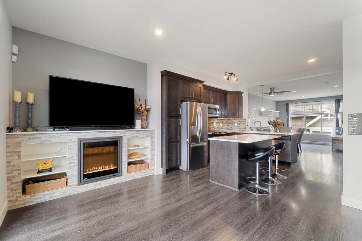 Kitchen Photo of 104 19525 73 Avenue, Surrey, BC