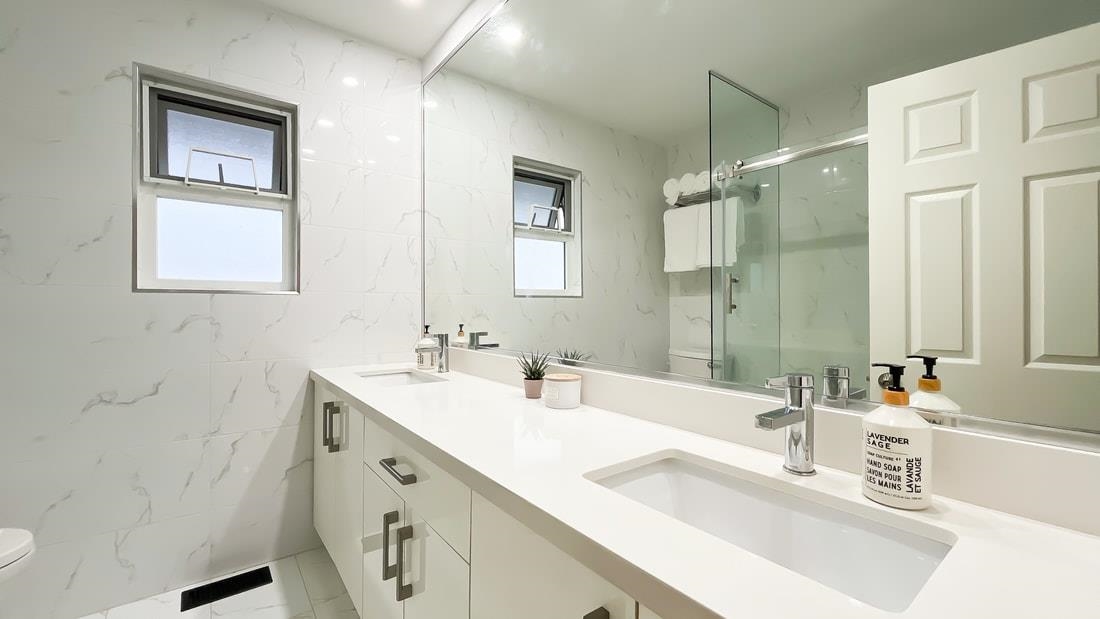 Entry Foyer Photo of 316 W Queens Road, North Vancouver, BC