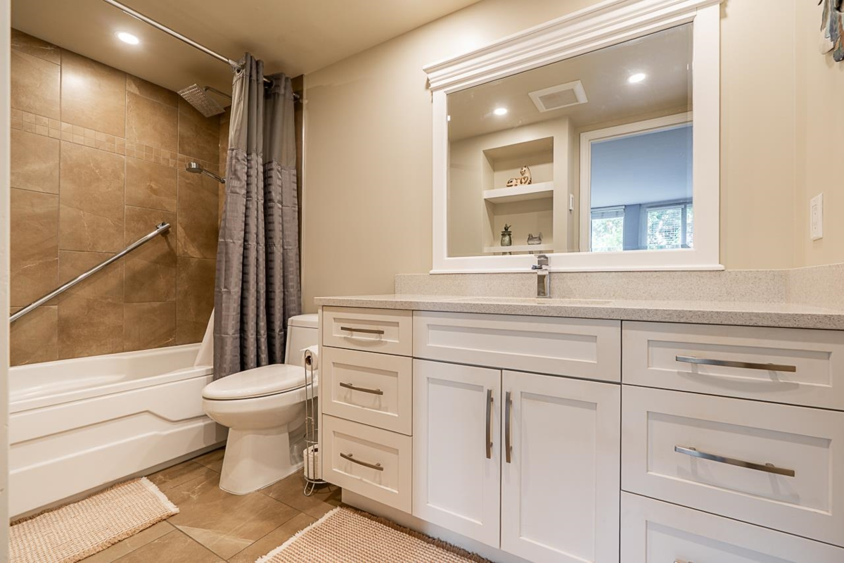 Hallway Photo of 402 728 Farrow Street, Coquitlam, BC