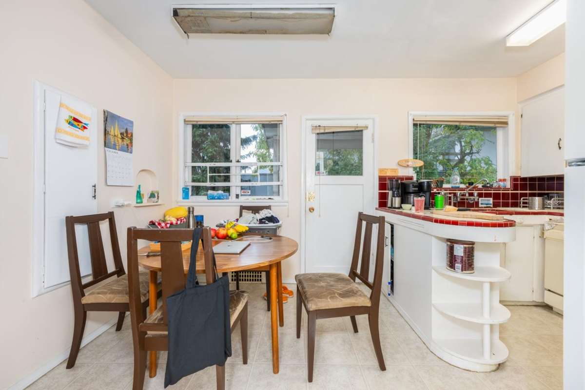 Powder Room Photo of 470 W 46th Avenue, Vancouver, BC
