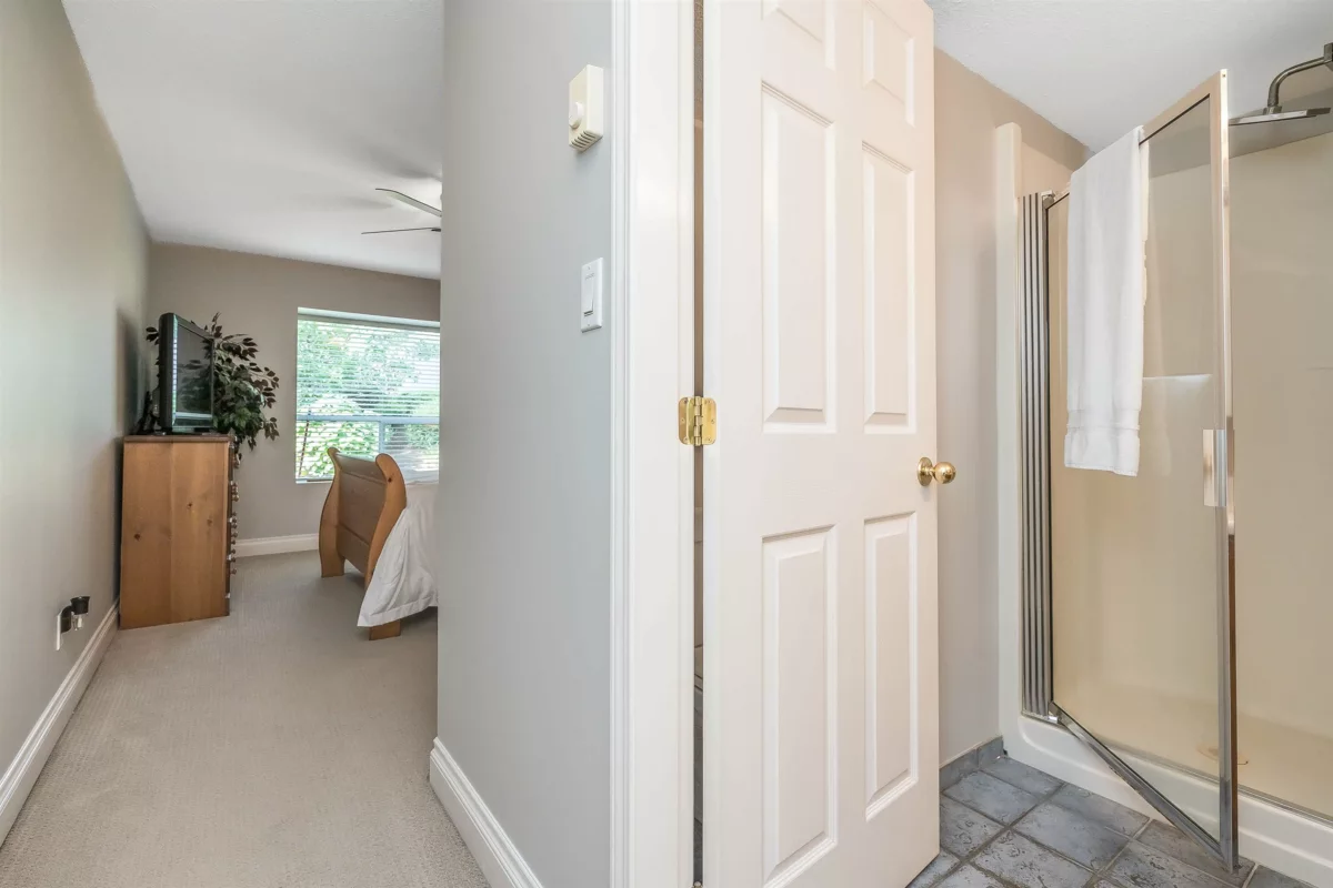 Entry Foyer Photo of 5 3380 Gladwin Road, Abbotsford, BC