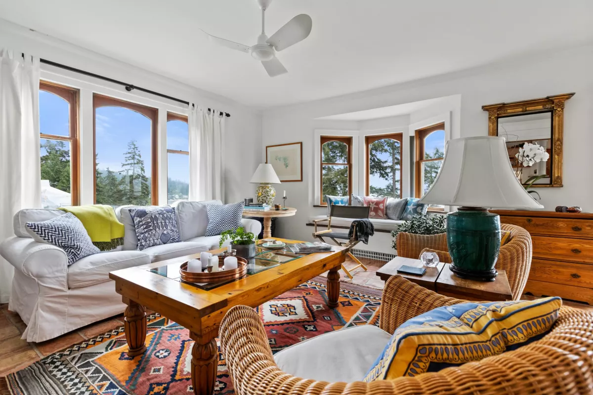 Kitchen Island Photo of 3615 Sunset Lane, West Vancouver, BC